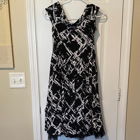 Candie's Sexy Black and White Midi Dress - Picture 3 of 4
